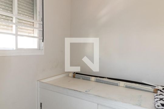 Compra apartamento com 3 quartos, quintal, churrasqueira e piscina no condomínio. — Quarto de Serviço