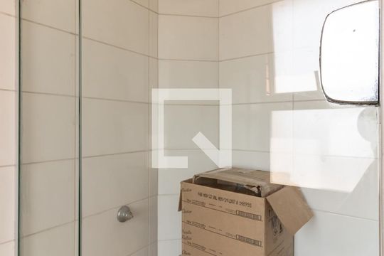 Compra apartamento com 3 quartos, quintal, churrasqueira e piscina no condomínio. — Banheiro de serviço