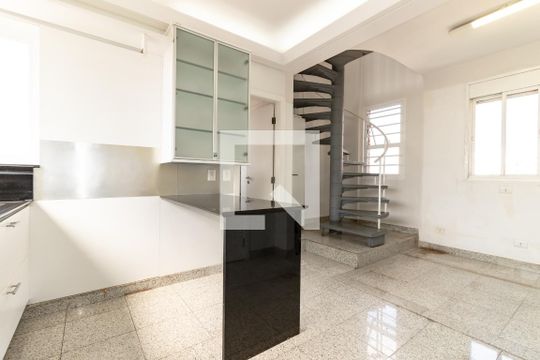 Compra apartamento com 3 quartos, quintal, churrasqueira e piscina no condomínio. — Área de Serviço