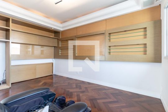 Compra apartamento com 3 quartos, quintal, churrasqueira e piscina no condomínio. — Sala 5