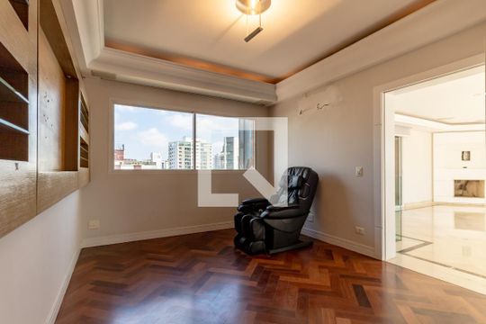 Compra apartamento com 3 quartos, quintal, churrasqueira e piscina no condomínio. — Sala 5