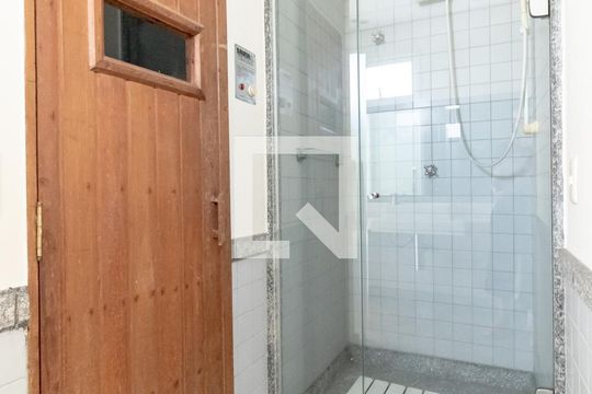 Compra apartamento com 3 quartos, quintal, churrasqueira e piscina no condomínio. — Sauna