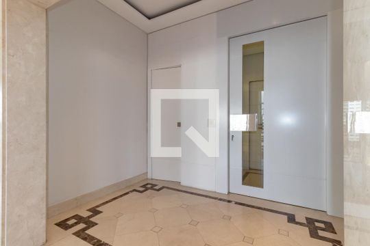 Compra apartamento com 3 quartos, quintal, churrasqueira e piscina no condomínio. — Hall de entrada