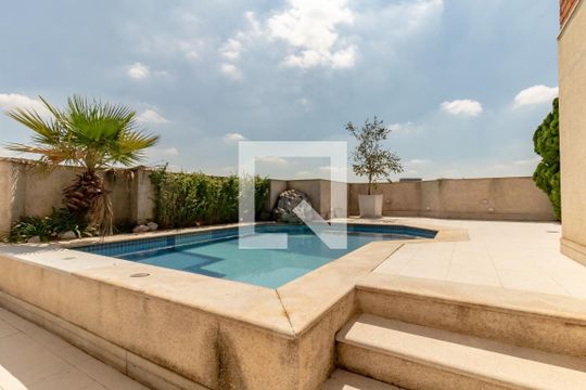 Compra apartamento com 3 quartos, quintal, churrasqueira e piscina no condomínio. — Cobertura - Piscina