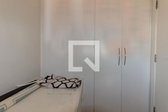 Compra apartamento com 3 quartos, quintal, churrasqueira e piscina no condomínio. — Quarto de Serviço