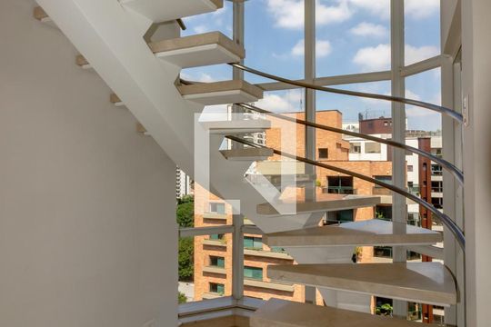 Compra apartamento com 3 quartos, quintal, churrasqueira e piscina no condomínio. — Escada