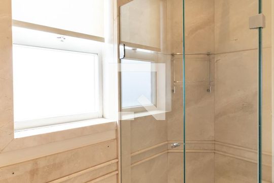 Compra apartamento com 3 quartos, quintal, churrasqueira e piscina no condomínio. — Banheiro do Quarto 2