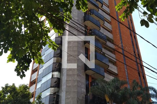 Compra apartamento com 3 quartos, quintal, churrasqueira e piscina no condomínio. — Fachada
