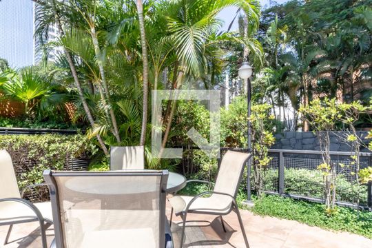 Compra apartamento com 3 quartos, quintal, churrasqueira e piscina no condomínio. — Área comum - Piscina