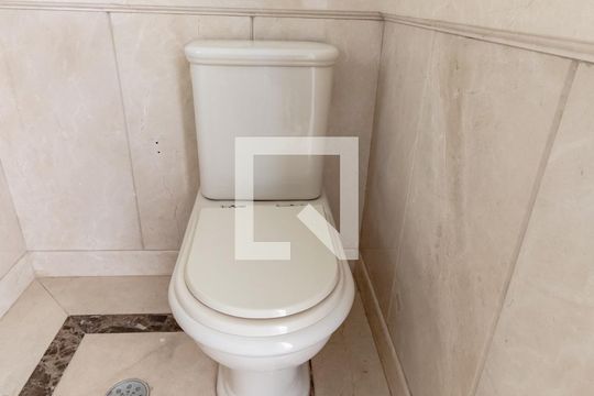 Compra apartamento com 3 quartos, quintal, churrasqueira e piscina no condomínio. — Vestiário da cobertura