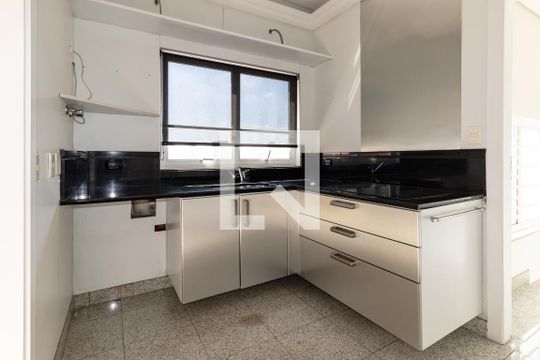 Compra apartamento com 3 quartos, quintal, churrasqueira e piscina no condomínio. — Cozinha da cobertura