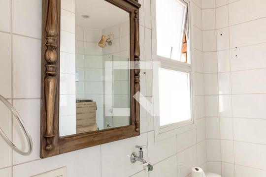 Compra apartamento com 3 quartos, quintal, churrasqueira e piscina no condomínio. — Banheiro de serviço