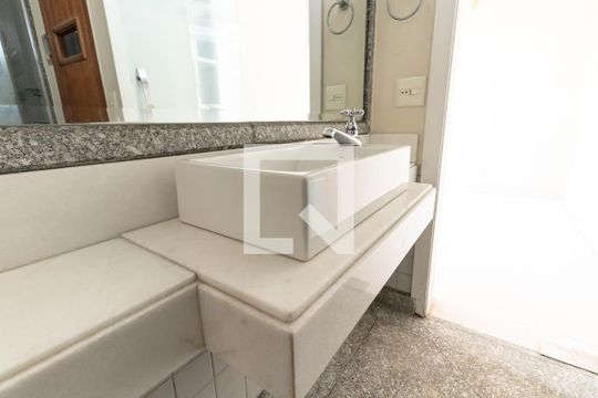 Compra apartamento com 3 quartos, quintal, churrasqueira e piscina no condomínio. — Vestiário da cobertura