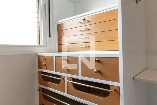 Compra apartamento com 3 quartos, quintal, churrasqueira e piscina no condomínio. — Quarto 1 (closet)