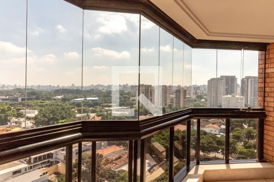 Compra apartamento com 3 quartos, quintal, churrasqueira e piscina no condomínio. — Sacada