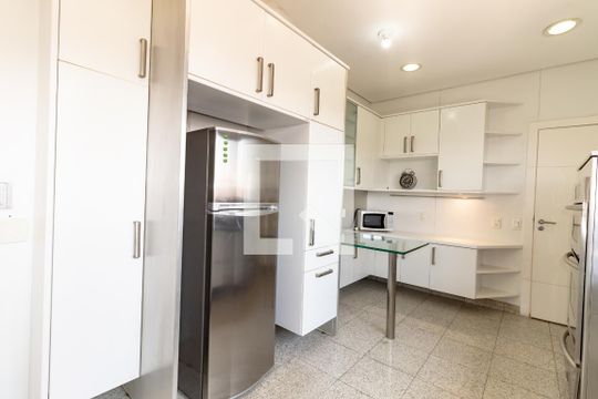 Compra apartamento com 3 quartos, quintal, churrasqueira e piscina no condomínio. — Cozinha
