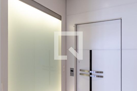 Compra apartamento com 3 quartos, quintal, churrasqueira e piscina no condomínio. — Hall do elevador privativo