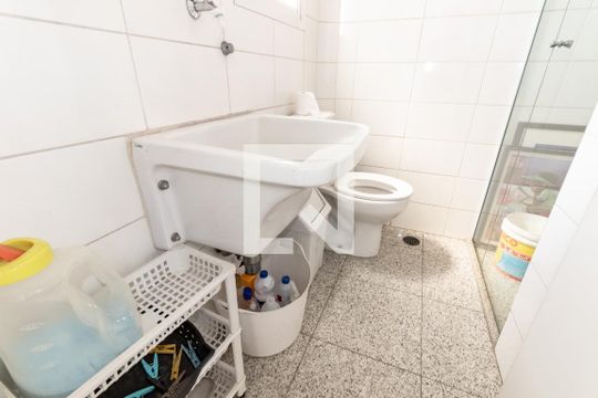 Compra apartamento com 3 quartos, quintal, churrasqueira e piscina no condomínio. — Banheiro de serviço
