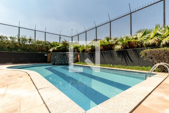 Compra apartamento com 3 quartos, quintal, churrasqueira e piscina no condomínio. — Área comum - Piscina