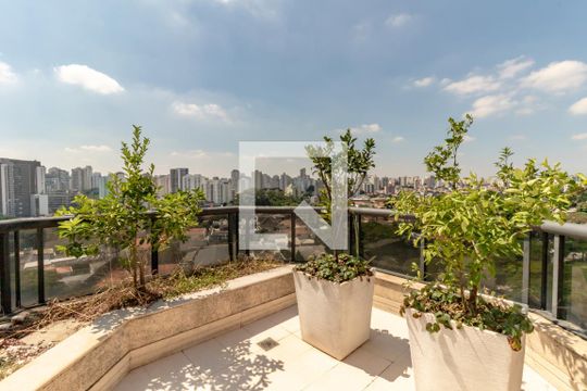 Compra apartamento com 3 quartos, quintal, churrasqueira e piscina no condomínio. — Cobertura - Churrasqueira