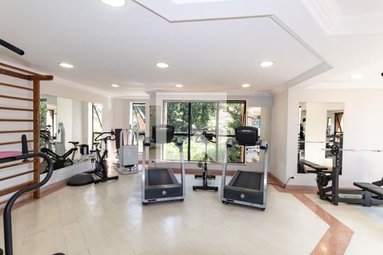 Compra apartamento com 3 quartos, quintal, churrasqueira e piscina no condomínio. — Área comum - Academia