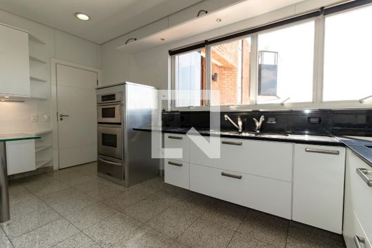 Compra apartamento com 3 quartos, quintal, churrasqueira e piscina no condomínio. — Cozinha