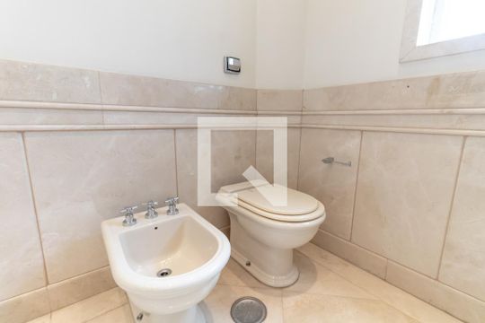 Compra apartamento com 3 quartos, quintal, churrasqueira e piscina no condomínio. — Banheiro do Quarto 2