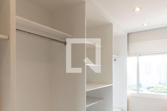 Compra apartamento com 3 quartos, quintal, churrasqueira e piscina no condomínio. — Quarto 1 (closet)