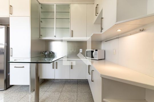 Compra apartamento com 3 quartos, quintal, churrasqueira e piscina no condomínio. — Cozinha