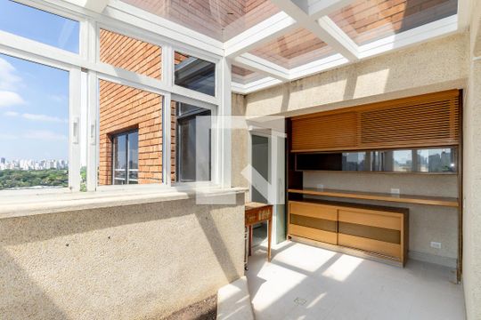 Compra apartamento com 3 quartos, quintal, churrasqueira e piscina no condomínio. — Cobertura