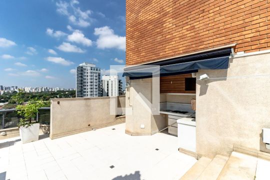 Compra apartamento com 3 quartos, quintal, churrasqueira e piscina no condomínio. — Cobertura - Churrasqueira