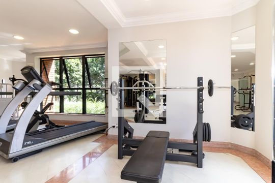Compra apartamento com 3 quartos, quintal, churrasqueira e piscina no condomínio. — Área comum - Academia