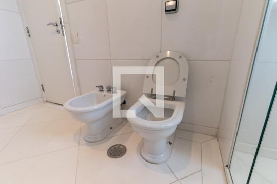 Compra apartamento com 3 quartos, quintal, churrasqueira e piscina no condomínio. — Banheiro do Quarto 1