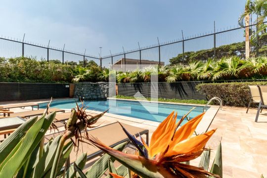 Compra apartamento com 3 quartos, quintal, churrasqueira e piscina no condomínio. — Área comum - Piscina