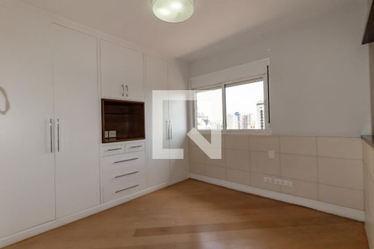 Compra apartamento com 3 quartos, quintal, churrasqueira e piscina no condomínio. — Quarto 2