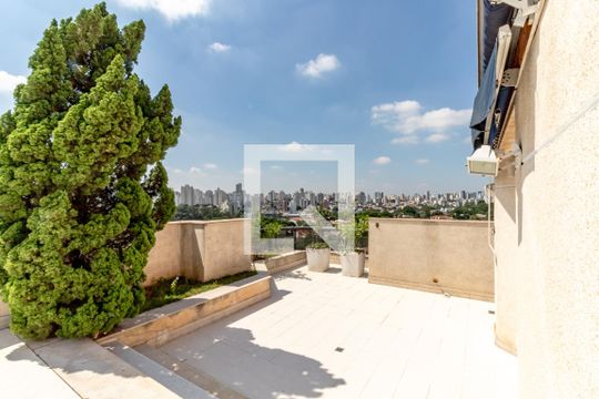 Compra apartamento com 3 quartos, quintal, churrasqueira e piscina no condomínio. — Cobertura - Churrasqueira