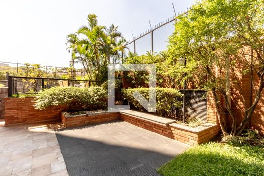 Compra apartamento com 3 quartos, quintal, churrasqueira e piscina no condomínio. — Área comum - Jardim