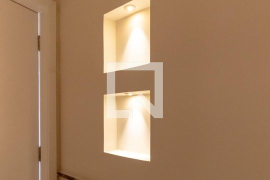 Compra apartamento com 3 quartos, quintal, churrasqueira e piscina no condomínio. — Lavabo