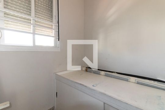 Compra apartamento com 3 quartos, quintal, churrasqueira e piscina no condomínio. — Quarto de Serviço