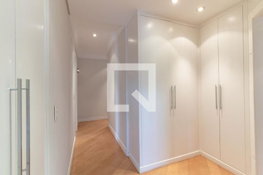 Compra apartamento com 3 quartos, quintal, churrasqueira e piscina no condomínio. — Corredor