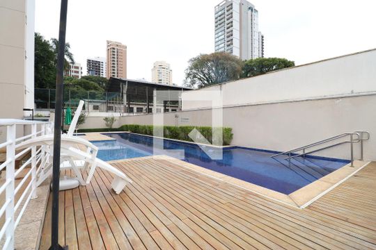 Comprar apartamento mobiliado na Pompeia com 2 quartos, varanda e pets permitidos. — Área comum - Piscina