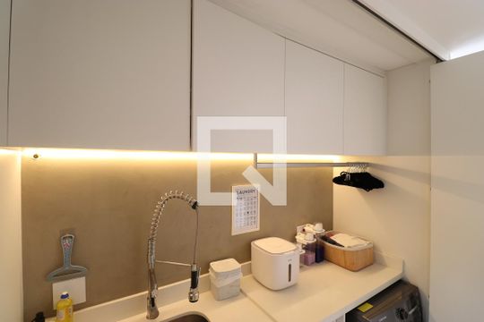 Comprar apartamento mobiliado na Pompeia com 2 quartos, varanda e pets permitidos. — Área de Serviço