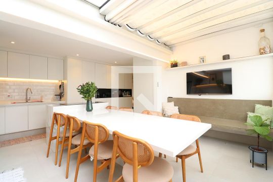 Comprar apartamento mobiliado na Pompeia com 2 quartos, varanda e pets permitidos. — Varanda gourmet