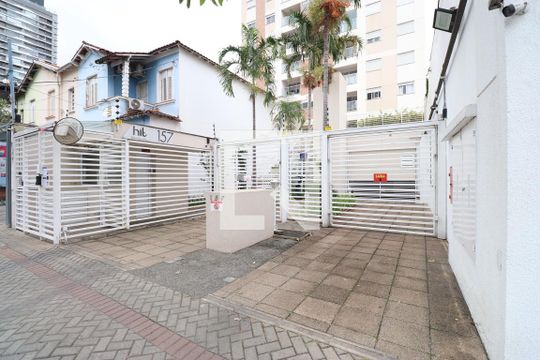 Comprar apartamento mobiliado na Pompeia com 2 quartos, varanda e pets permitidos. — Fachada e portaria