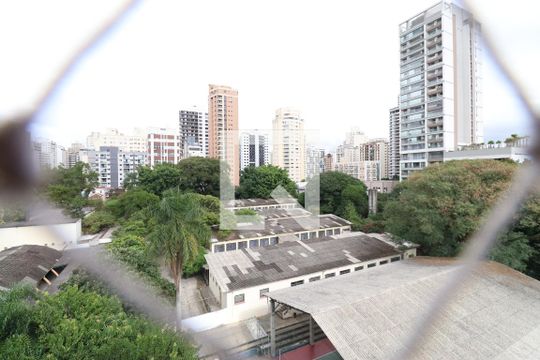Comprar apartamento mobiliado na Pompeia com 2 quartos, varanda e pets permitidos. — Vista da Suíte
