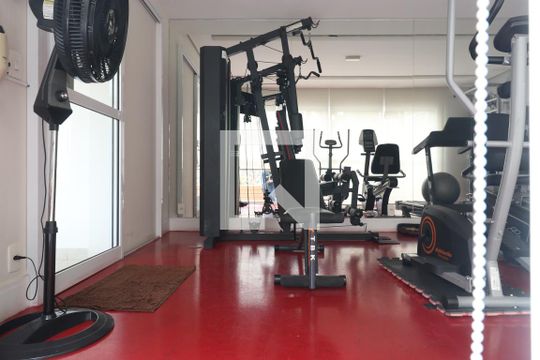 Comprar apartamento mobiliado na Pompeia com 2 quartos, varanda e pets permitidos. — Academia