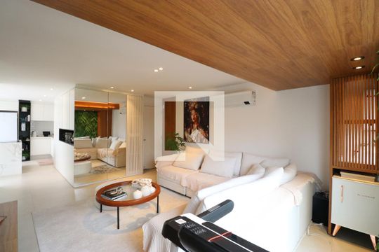 Comprar apartamento mobiliado na Pompeia com 2 quartos, varanda e pets permitidos. — Sala