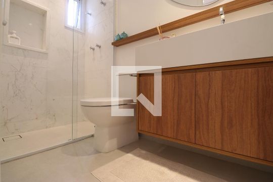 Comprar apartamento mobiliado na Pompeia com 2 quartos, varanda e pets permitidos. — Banheiro 2