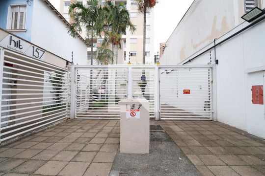 Comprar apartamento mobiliado na Pompeia com 2 quartos, varanda e pets permitidos. — Garagem