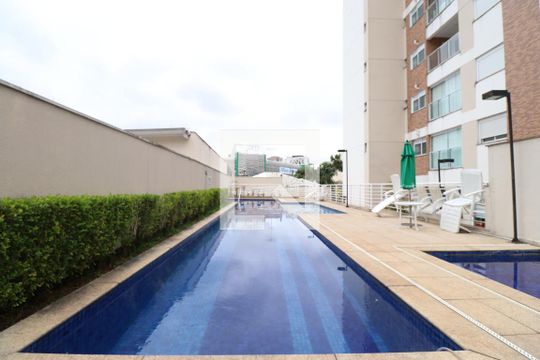 Comprar apartamento mobiliado na Pompeia com 2 quartos, varanda e pets permitidos. — Área comum - Piscina